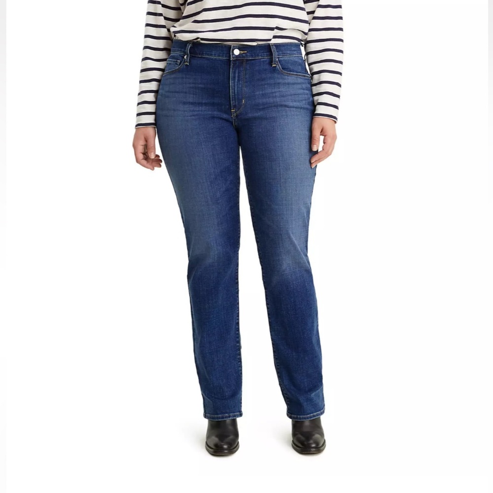 Levi's Classic Straight Women's Jeans. in EUC